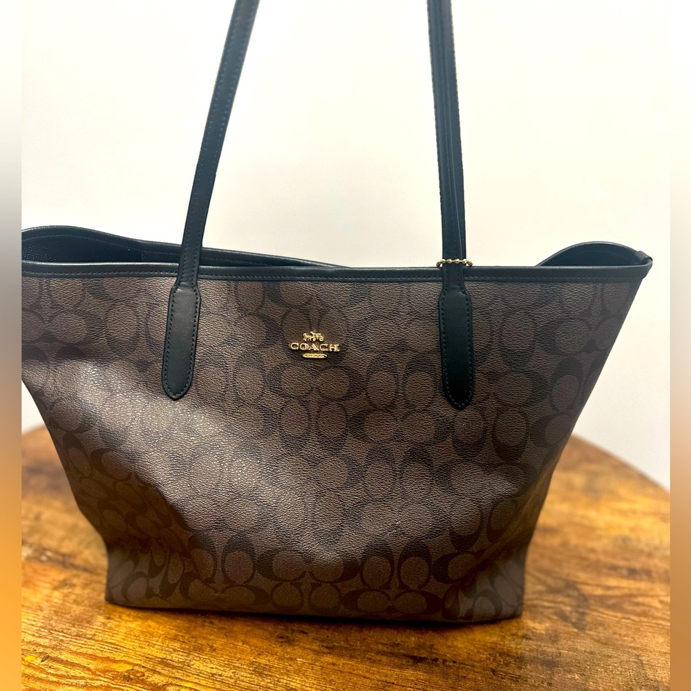 Coach bag, barely used. Mid size very good quality and sturdy!